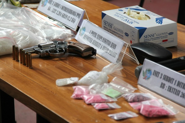 Barang bukti dari tersangka narkoba jaringan Lapas Banceuy Bandung dihadirkan saat konferensi pers di Polda Metro Jaya, Jakarta, Minggu (22/12). Foto: Nugroho Sejati/kumparan 