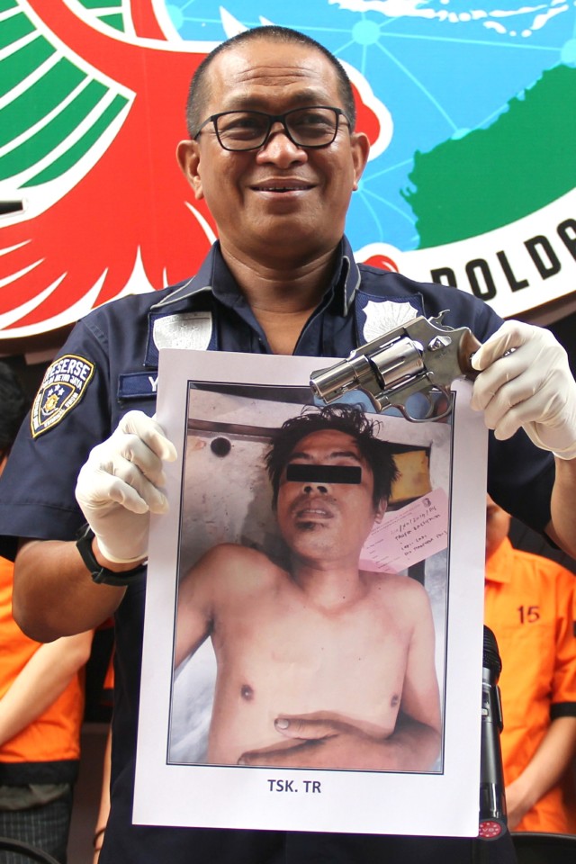 Kabid Humas Polda Metro Jaya ombes Pol Yusri Yunus menunjukkan tersangka narkoba jaringan Lapas Banceuy Bandung yang tewas saat rilis di  Polda Metro Jaya.  Foto: Nugroho Sejati/kumparan 
