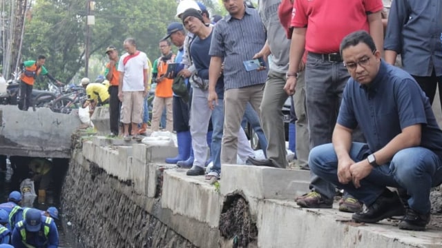 Gubernur DKI Jakarta Anies Baswedan meninjau kerja bakti besar-besaran cegah banjir Jakarta.
 Foto: Instagram/@dinaslhdki