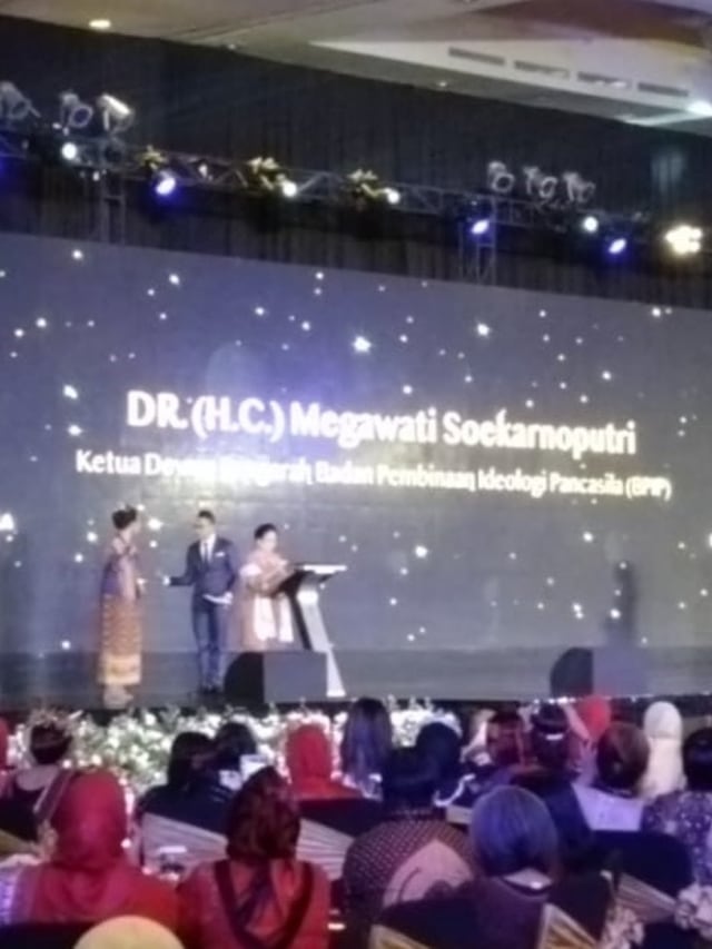 Ketua dewan pengarah BPIP Megawati Soekarnoputri membuka acara seminar nasional 'Perempuan hebat untuk indonesia maju' di Ballroom ritz-carlton Jakarta.  Foto: Fachrul Irwinsyah/kumparan