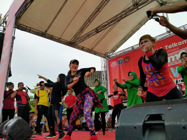 Liza Natalia memimpin senam zumba. Foto: Dok. Telkomsel