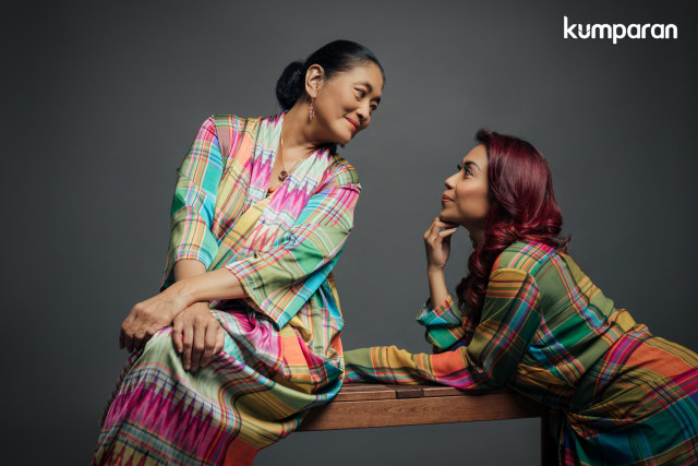 Nazira C. Noer dan Jajang C. Noer untuk program kumparanWOMAN, 'My Mom, My Inspiration'. Stylist: Anantama Putra, Makeup: Linda Kusumadewi, Busana: Ghea Fashion Studio. Foto: SweetEscape