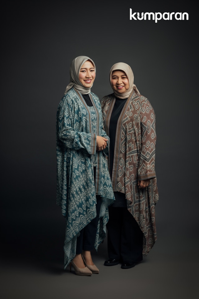 dr. Sari Chairunnisa, SpKK dan Nurhayati Subakat untuk program kumparanWOMAN, 'My Mom, My Inspiration'. Stylist: Anantama Putra, Busana: Ghea Fashion Studio. Foto: SweetEscape