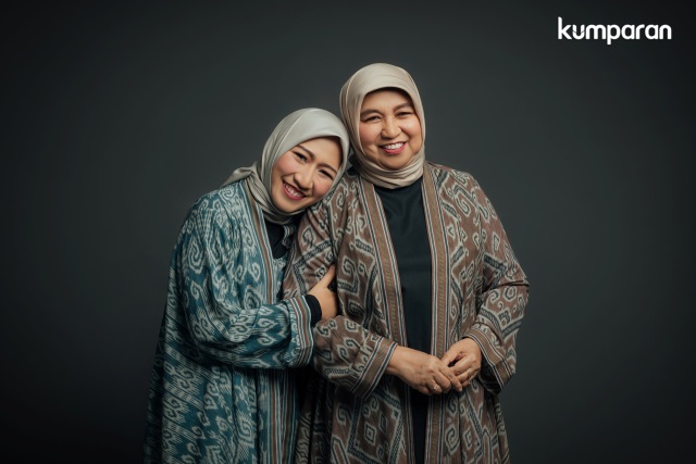 dr. Sari Chairunnisa, SpKK dan Nurhayati Subakat untuk program kumparanWOMAN, 'My Mom, My Inspiration'.
 Foto: Dok. SweetEscape