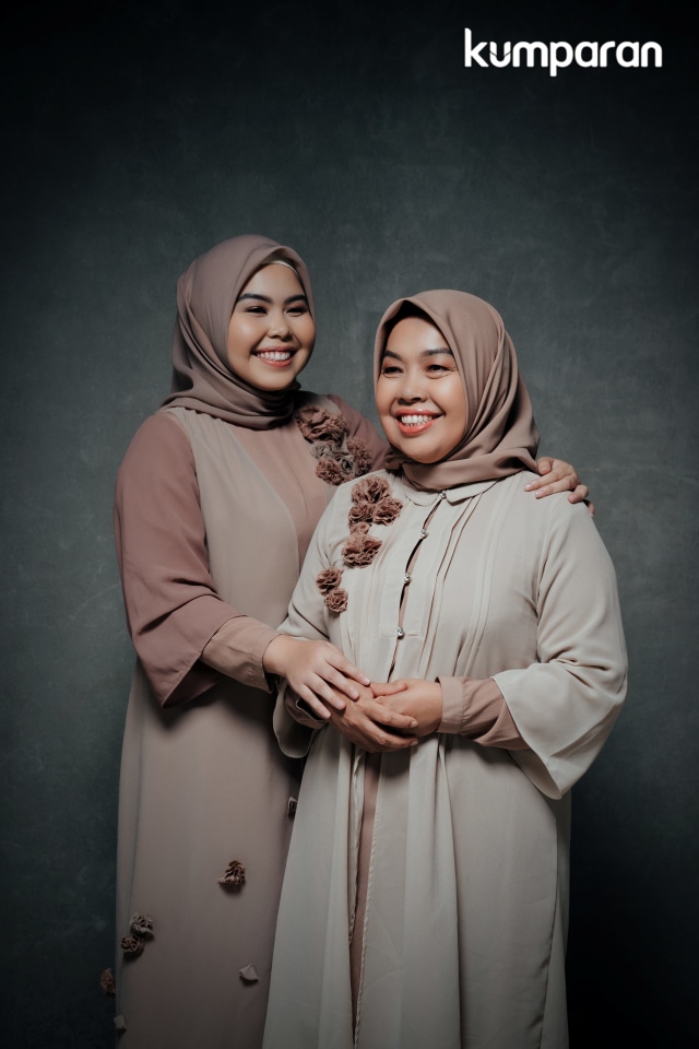 Tika Mulya dan ibunya, Elidawati Ali Oemar untuk program kumparanWOMAN, 'My Mom, My Inspiration'. 
 Foto: Stylist: Anantama Putra, Makeup: Irma Gerungan, Wardrobe: Elzatta, Foto: SweetEscape