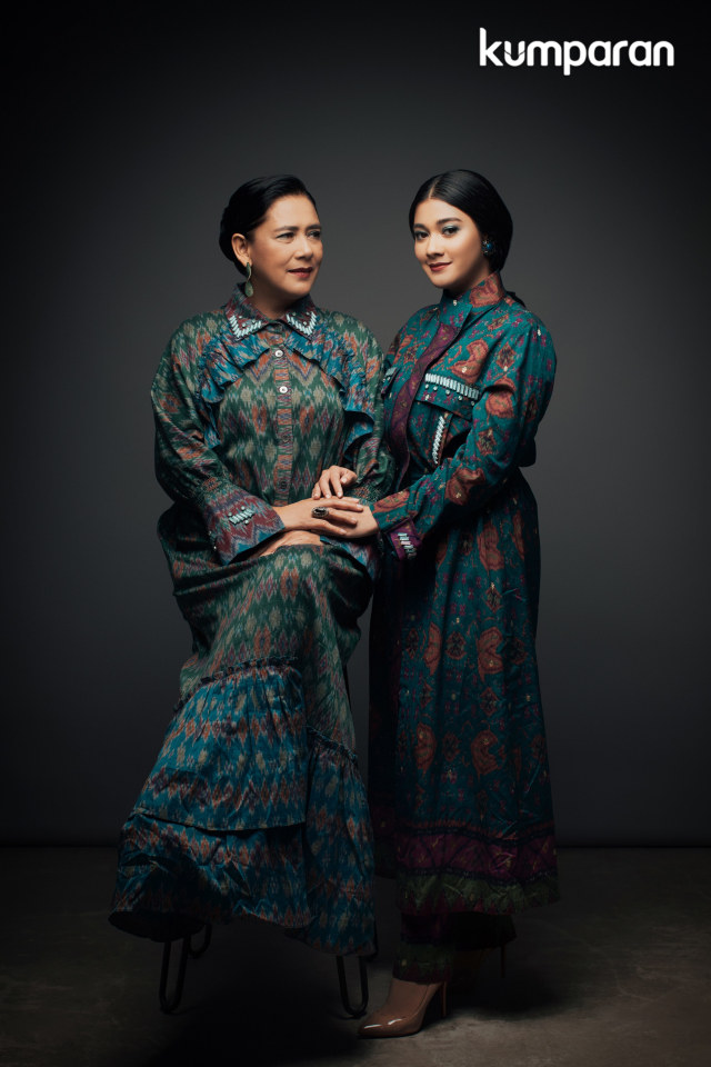 Naysilla Mirdad dan ibunya, Lydia Kandou untuk program kumparanWOMAN, 'My Mom, My Inspiration'.
 Foto: Stylist: Anantama Putra, Makeup: Obby Farhobi, Busana: Itang Yunasz, Foto: SweetEscape.