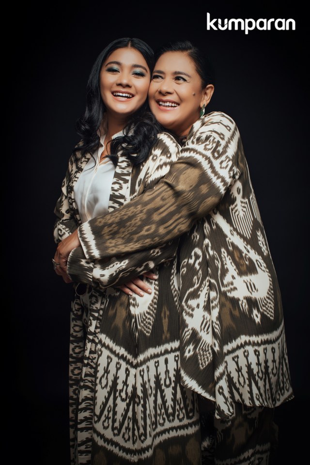 Naysilla Mirdad dan Ibunya, Lydia Kandou untuk program kumparanWOMAN, 'My Mom, My Inspiration'.
 Foto: Stylist: Anantama Putra, Makeup: Obby Farhobi, Busana: Itang Yunasz, Foto: SweetEscape.