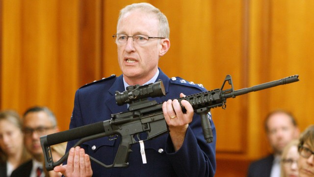 Inspektur polisi Mike McIlraith menunjukkan senapan AR-15 yang mirip digunakan pria bersanta yang membunuh 51 orang di dua masjid Christchurch.  Foto: AP / Nick Perry