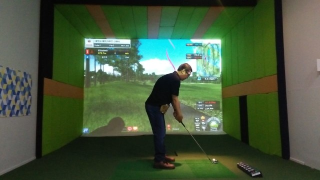 Salah seorang pengunjung yang mencoba menjajal Golf Simulator. (foto by Gede gandhi)