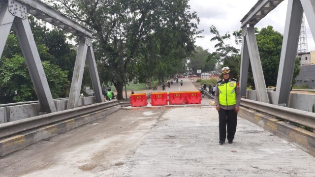 Penutupan Jembatan Tol Landak lama. Foto: Teri/Hi!Pontianak