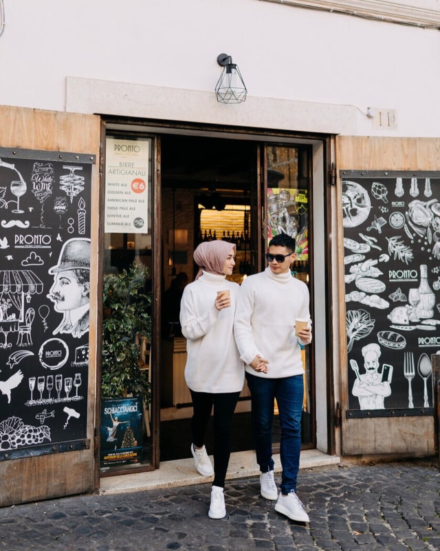 Mengenakan baju kembar berpalet putih-putih, Citra dan Rezky tampak meninggalkan coffee shop dengan menggenggam kopi hangat. Foto: Instagram @thereal_rezkyadhitya