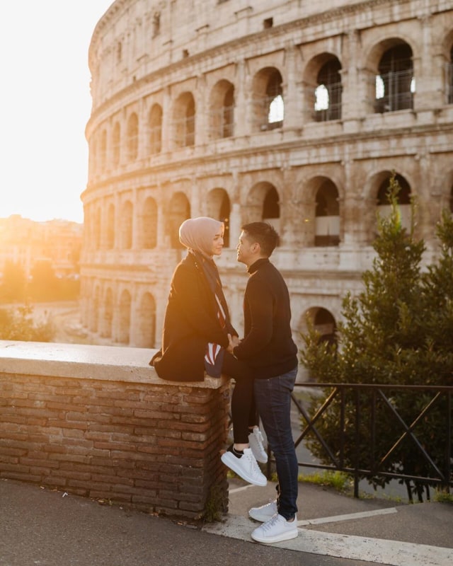 Mereka juga tak jarang memamerkan pose mesra saat menikmati bulan madu di Italia. Salah satunya adalah pose di depan Colosseum ini, Foto: Instagram @citraciki