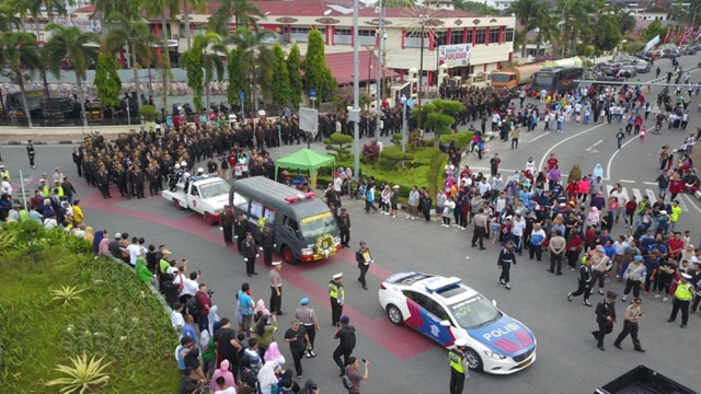 WARGA Pekanbaru ikut menjadi saksi prosesi parade pemakaman jenazah Bripka Anumerta Hendra Saut Parulian Sibarani, Minggu, 22 Desember 2019, dimulai dari Mapolda Riau dengan berjalan kaki menuju TMP Bahagia. 