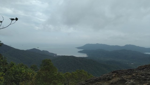 Pemandanhan dari puncak Gunung Jantan, Karimun. Foto : Khairul S/kepripedia.com