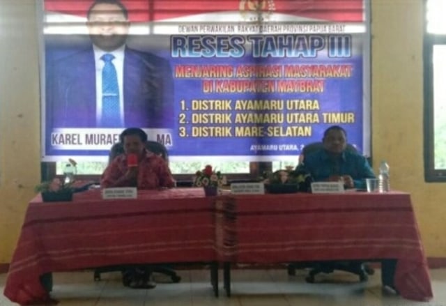AAnggota DPR Papua Barat Dapil IV Lakukan Jaring Asmara di Kabupaten Maybrat, foto : Steve