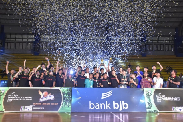 Tim Basket Aparatur Sipil Negara (ASN) Kabupaten Kuningan berhasil mencetak sejarah sebagai Juara I Piala Gubernur Jawa Barat, pada ajang turnamen basket antar ASN se-Jawa Barat di Gor Citra Arena Kota Bandung. (Andri Yanto)