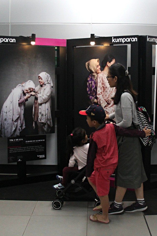 Pengunjung melihat pameran kumparanWOMAN di Stasiun MRT Bundaran HI, Minggu (22/12). Foto: Nugroho Sejati/kumparan
