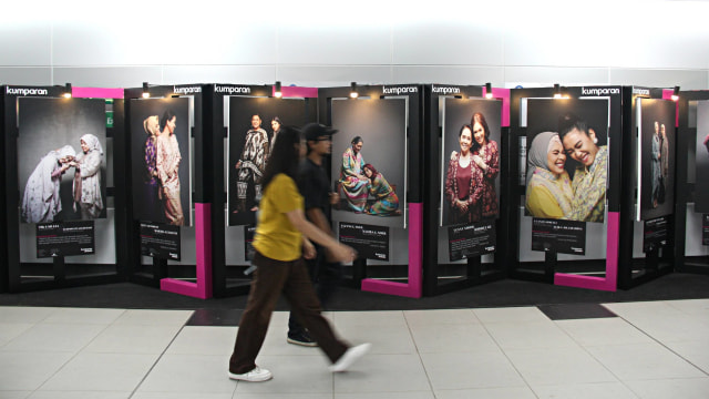 Pengunjung  melintas di pameran kumparanWOMAN di Stasiun MRT Bundaran HI, Minggu (22/12). Foto: Nugroho Sejati/kumparan