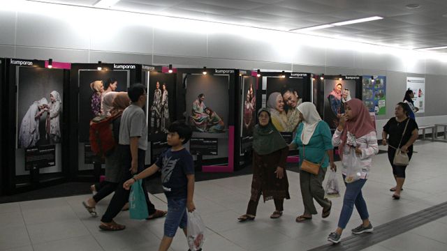 Suasana di pameran kumparanWOMAN di Stasiun MRT Bundaran HI, Minggu (22/12). Foto: Nugroho Sejati/kumparan