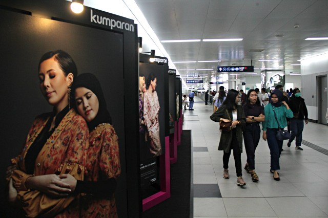 Suasana di pameran kumparanWOMAN di Stasiun MRT Bundaran HI, Minggu (22/12). Foto: Nugroho Sejati/kumparan