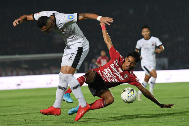 Jaimerson (kiri) berduel dengan Andhika Wijaya dalam laga Liga 1 2021/22. Foto: ANTARA/Nyoman Budhiana