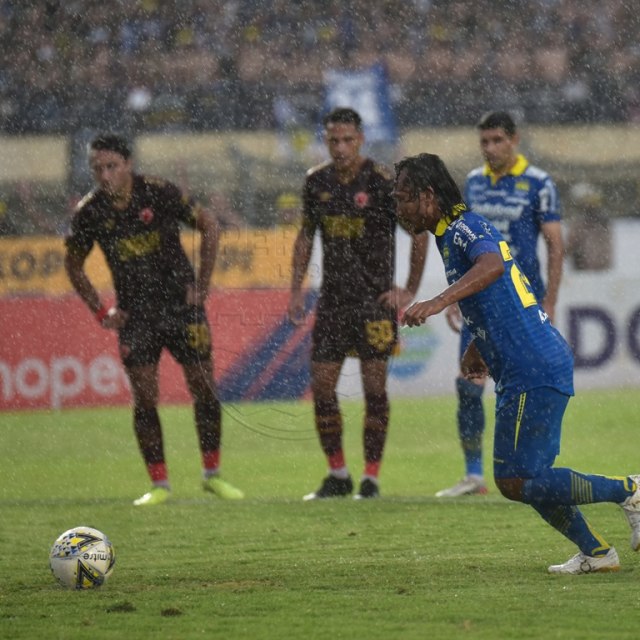 Hariono mencetak gol lewat penalti di laga terakhirnya bersama Persib. Foto: dok. Media Persib