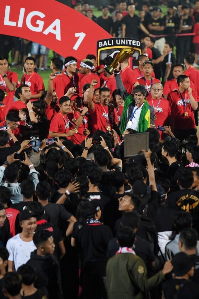 Para pemain dan pelatih Bali United kala merayakan gelar juara Liga 1 2019. Foto: ANTARA FOTO/Nyoman Budhiana