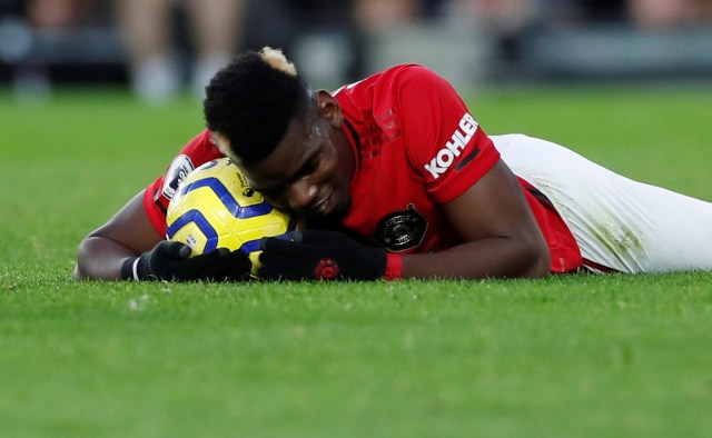 Paul Pogba menjadikan bola sebagai bantal. Foto: Action Images via Reuters/Paul Childs