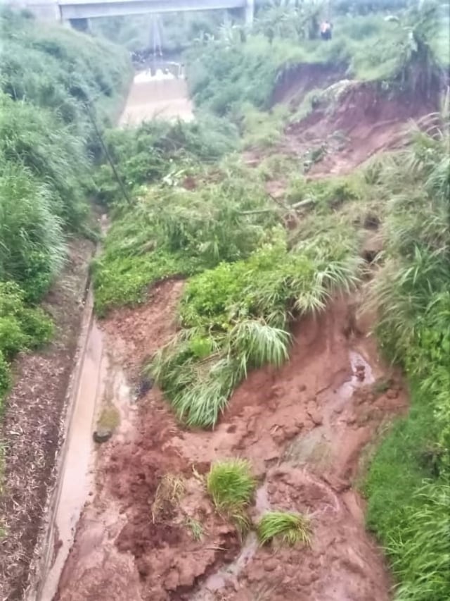 Jalur rel kereta api tertutup akibat bencana longsor di KM 17+400 jalur KA antara Stasiun Maseng-Cigombong.  Foto: Dok. KAI