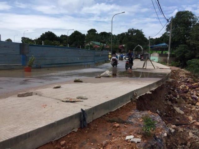 Para pengguna kendaraan khawatir jalan amblas di Tanjunguma. (Foto: Edo/Batamnews)