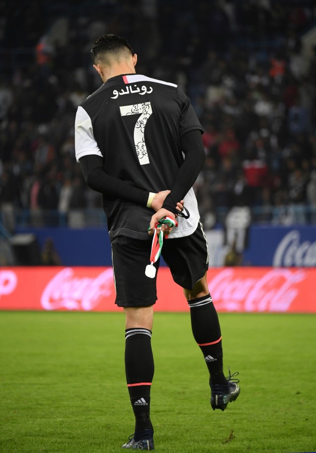 Cristiano Ronaldo kecewa Juventus kalah dari Lazio. Foto: Reuters/Alberto Lingria