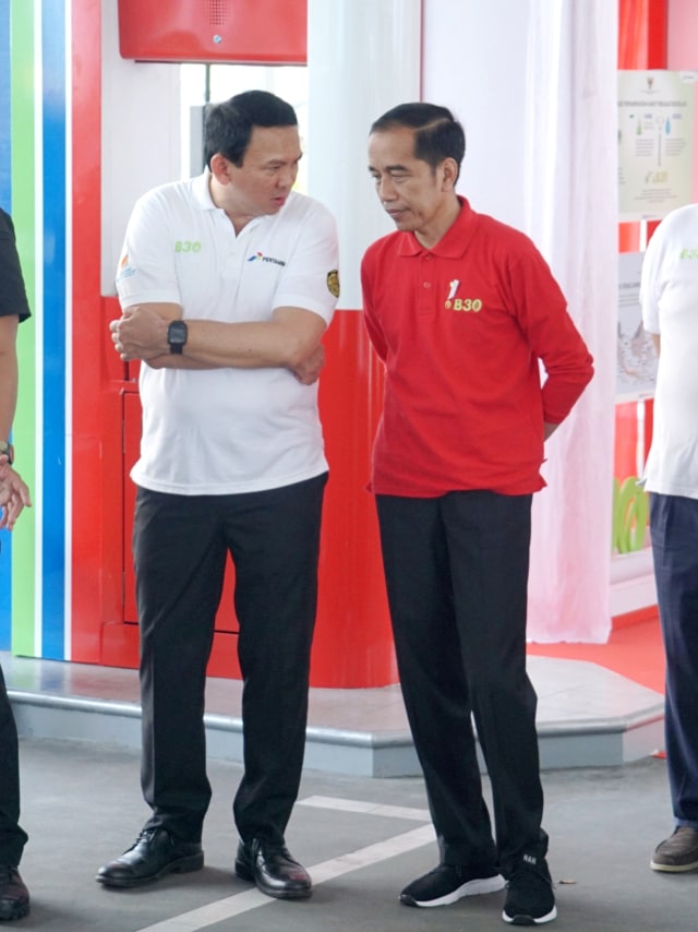 Presiden Joko Widodo bersama Komut Pertamina Basuki Tjahaja saat peresmian Implementasi Program B30 di SPBU Pertamina MT Haryono, Jakarta, Senin (23/12).
 Foto: Helmi Afandi/kumparan