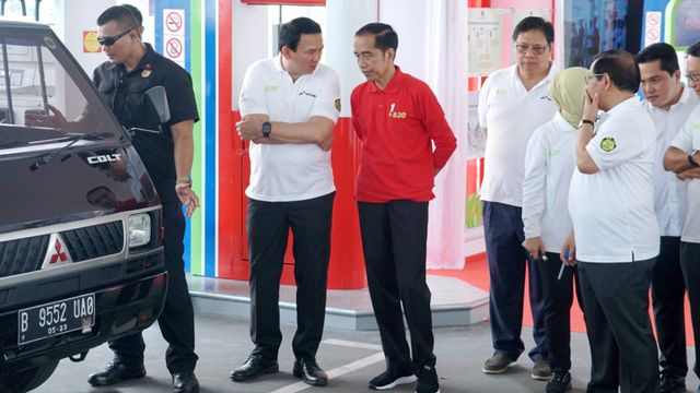 Presiden Joko Widodo bersama Komut Pertamina Basuki Tjahaja saat peresmian Implementasi Program B30 di SPBU Pertamina MT Haryono, Jakarta, Senin (23/12).
 Foto: Helmi Afandi/kumparan