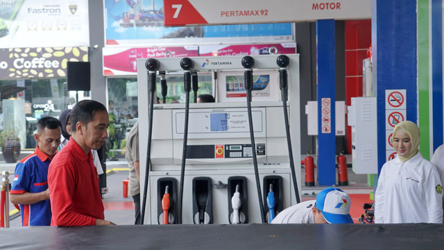 Presiden Joko Widodo saat meresmikan Implementasi Program B30 di SPBU Pertamina MT Haryono, Jakarta, Senin (23/12).
 Foto: Helmi Afandi/kumparan