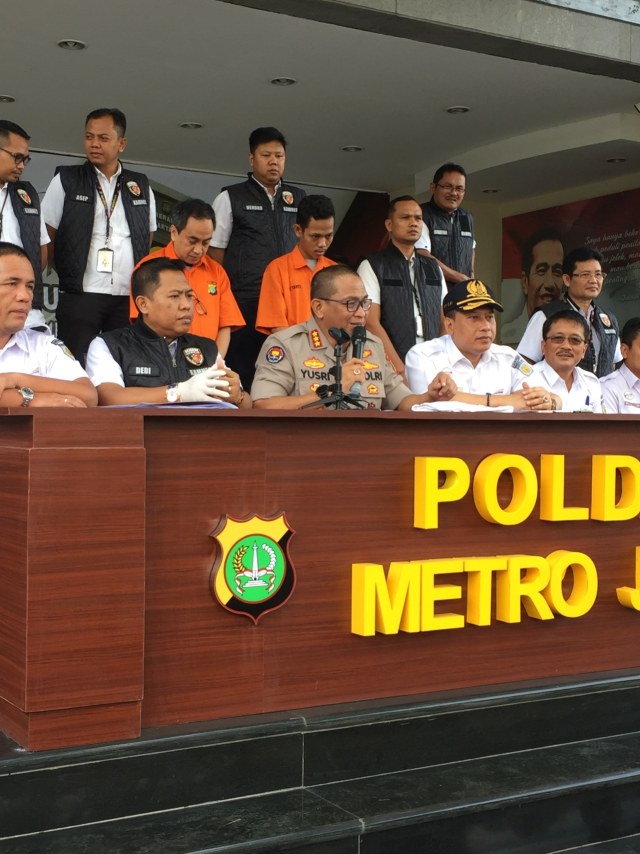 Jumpa pers kasus penipuan penerimaan pegawai PT KAI di Mapolda Metro Jaya, Senin (23/12).
 Foto: Raga Imam/kumparan