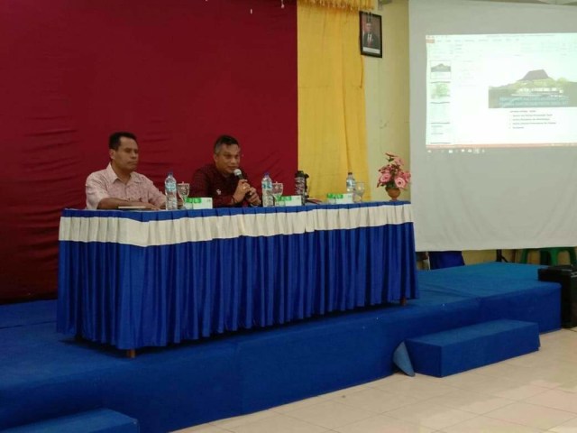 Bupati Sikka, Fransiskus Roberto Diogo bersama Plt. Kadis Kesehatan Kabupaten Sikka saat presentasi master plan pembangunan Rumah Sakit Pratama di Kecamatan Doreng, Sabtu (21/12/2019). Foto: istimewa. 