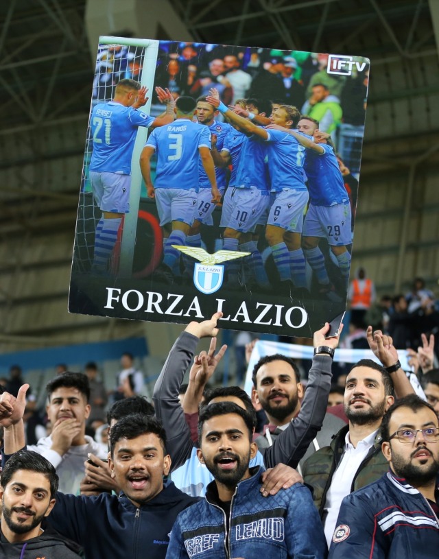 Suporter Lazio di Riyadh membentangkan poster bikinan IFTV. Foto: Reuters/Stringer