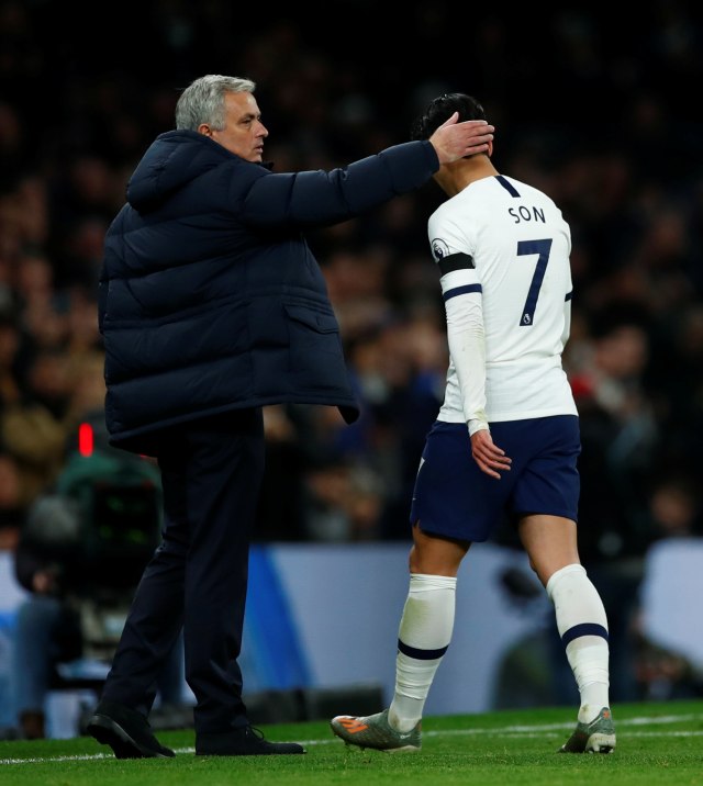 Mourinho menghibur Son Heung-min yang dikartu merah di laga versus Chelsea.  Foto: REUTERS/Eddie Keogh 