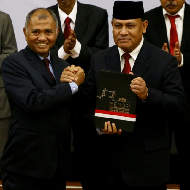 Ketua KPK Firli Bahuri (kanan) menerima memori jabatan dari Ketua KPK periode 2015-2019 Agus Rahardjo (kiri) di Gedung KPK, Jakarta.  Foto: ANTARA FOTO/Rivan Awal Lingga