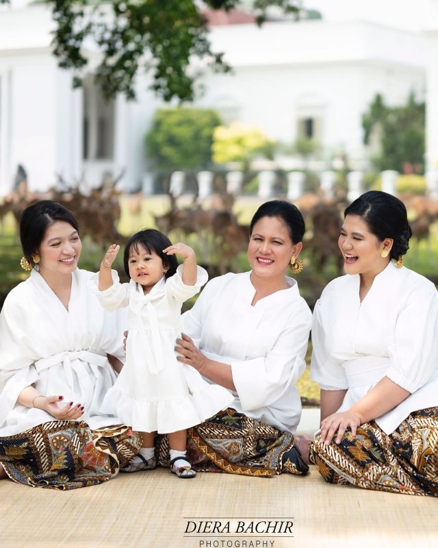 Potret Iriana Jokowi bersama Kahiyang dan Sedah Mirah, dan Selvi. Foto: dok. @dierabachir/ Instagram
