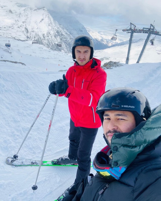 Raffi Ahmad saat bermain ski di Zermatt, sebuah kota kecil di pegunungan Alpen. (Foto: Instagram @raffinagita1717)