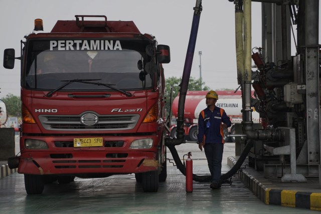 Truk tanki BBM Pertamina sedang melakukan pengisian bersiap memasok kebutuhan masyarakat. Foto: Jamal Ramadhan/kumparan