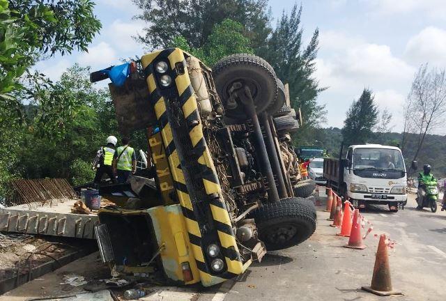  Truk  Pengangkut  Alat Berat Terguling Tutup Separuh Jalan 