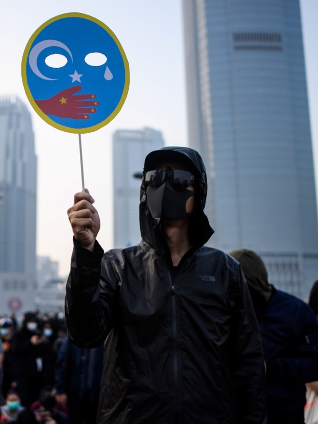 Demonstran menghadiri solidaritas untuk Uighur di Hong Kong. Foto: Anthony WALLACE / AFP