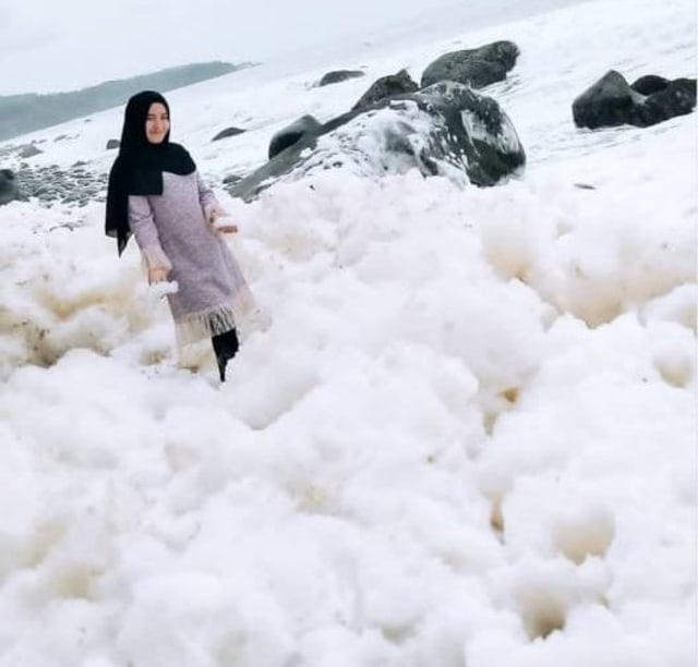 Fenomena munculnya buih di bagian utara dan selatan pantai Pesisir Barat Lampung yang diduga adalah ledakan alge | Foto : Instagram/lisafatmasari