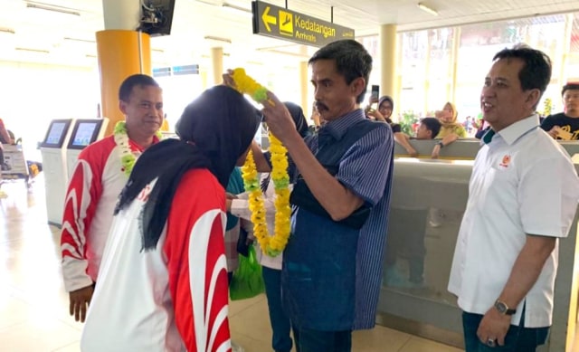 Ketua KONI Provinsi Jambi, Indra Armendaris saat menyambut kedatangan atlet Jambi di Bandara Sultan Thaha Jambi. Foto: Ist