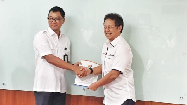 Penyerahan SK pengangkatan Darmawan Prasodjo sebagai Wakil Dirut PT PLN (Persero) oleh Wakil Menteri BUMN I Budi Gunadi Sadikin di Kementerian BUMN, Jakarta). Foto: Dok. Istimewa
