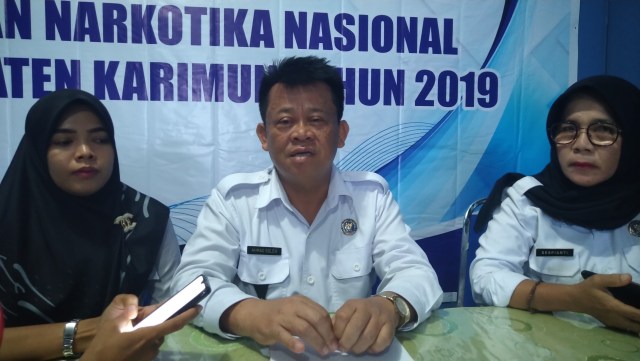Kepala BNN Kabupaten Karimun, Ahmad Soleh (Tengah) saat ditemui di Kantornya. Foto : Khairul S/Kepripedia.