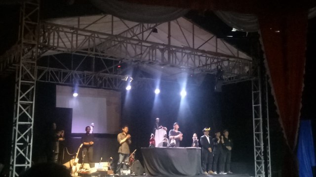 Pengisi teater Den Kisot di Ternate. Foto: Rajif Duchlun/cermat