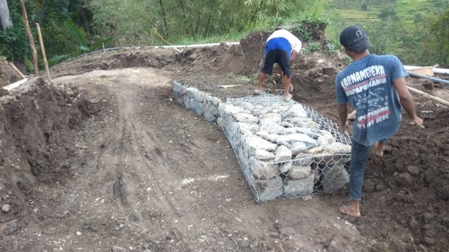 Pembangunan jalan darurat penghubung Desa Kaliloka dengan Desa Plompong, Kecamatan Sirampog, Kabupaten Brebes terus dikebut. (Foto: Reza Abineri)